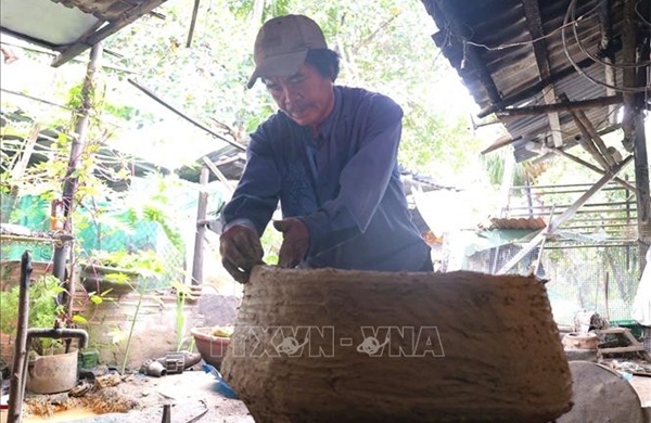 Trăn trở giữ 'hồn lửa' làng đúc đồng Chú Tượng