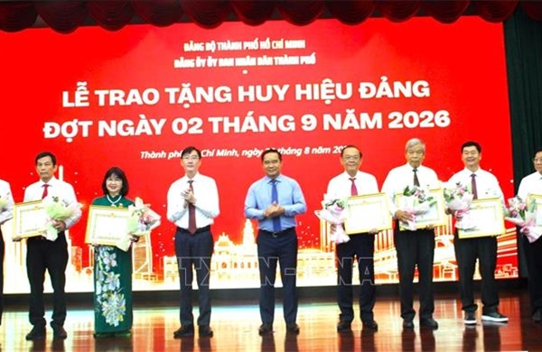 Hơn 24.000 đảng viên TP Hồ Chí Minh nhận Huy hiệu Đảng dịp 2/9