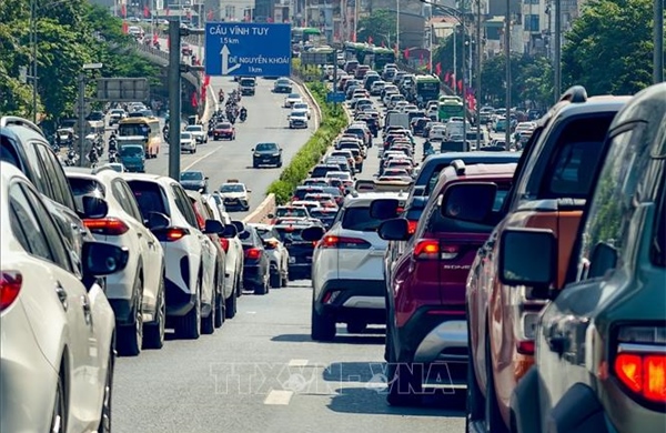 Ùn tắc nghiêm trọng từ Vành đai 2 qua cầu Vĩnh Tuy trong ngày đầu đi làm sau kỳ nghỉ lễ