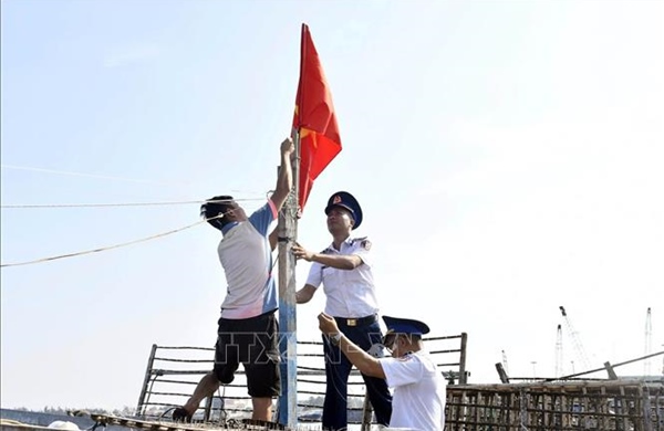Đến tận tàu, tận nhà ngư dân để tuyên truyền chống khai thác IUU