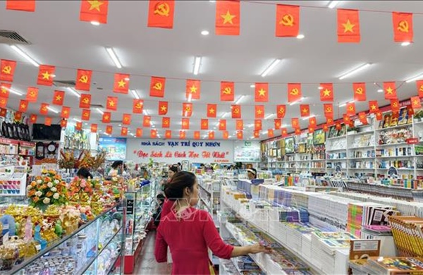 Nhu cầu tìm mua sách giáo khoa tăng cao trước thềm năm học mới