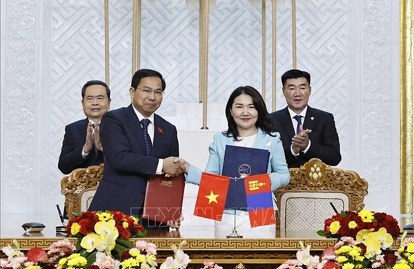 Chủ tịch Quốc hội Trần Thanh Mẫn và Chủ tịch Quốc hội Mông Cổ chứng kiến Lễ ký kết văn kiện hợp tác