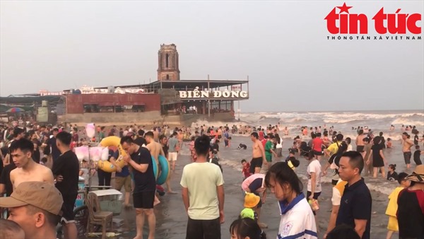 &#39;Biển người&#39; đổ xô đến bãi biển gần nhà thờ đổ Nam Định giải nhiệt trong kỳ nghỉ lễ