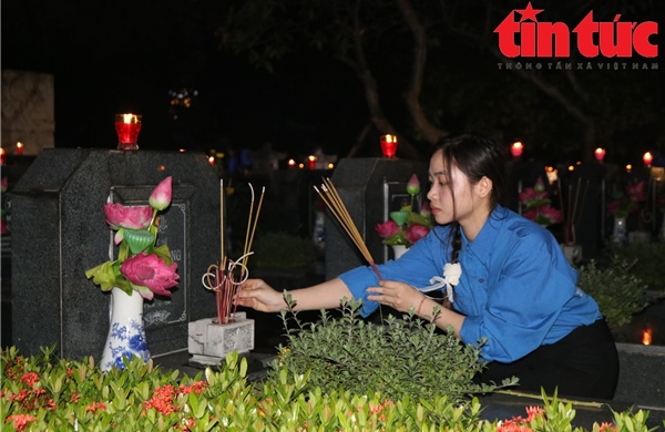 Đoàn thanh niên Hà Nội thắp nến tri ân các Anh hùng liệt sĩ dịp lễ 30/4