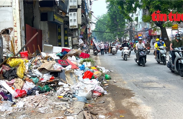 Vành đai 1 Hà Nội đoạn Hoàng Cầu - Voi Phục thi công &#39;xôi đỗ&#39;, ngập rác thải