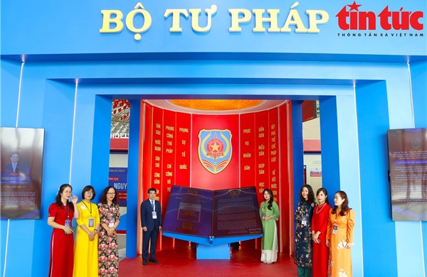 Ấn tượng gian triển lãm của ngành tư pháp và các cơ quan bảo vệ pháp luật