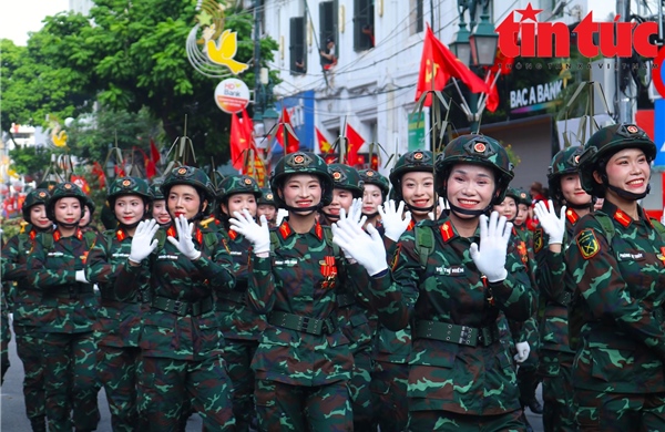 Nhìn lại những khoảnh khắc &#39;đi giữa lòng nhân dân&#39; trong lễ Quốc khánh 2/9