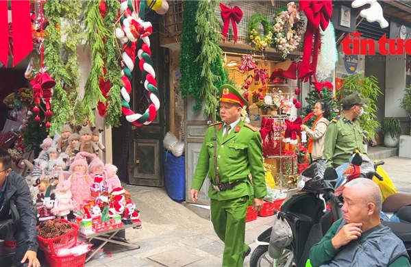  Phố Hàng Mã mùa Giáng sinh ‘rất khác’: Vẫn đẹp mà không cần &#39;lộn xộn&#39;