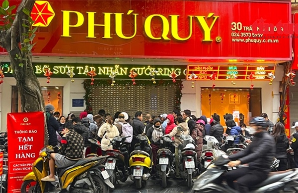 Giá vàng ngày 5/1 tăng mạnh, khách vẫn xếp hàng dù cửa hàng 'tạm hết'