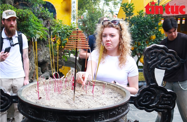 Khách quốc tế nô nức ghé thăm ngôi chùa cổ nhất Hà Nội dịp Tết Bính Ngọ