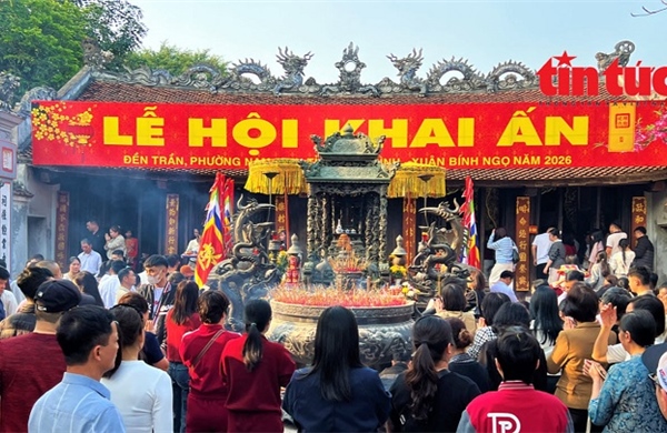 Người dân nô nức chiêm bái Đền Trần Nam Định dịp đầu năm