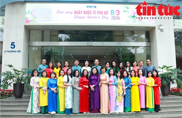 Sắc áo dài rạng rỡ trên phố dịp Quốc tế Phụ nữ 8/3