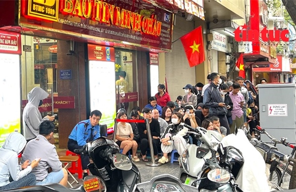 Chuyên gia cảnh báo tâm lý FOMO xếp hàng 'bắt đáy' khi giá vàng giảm sâu 