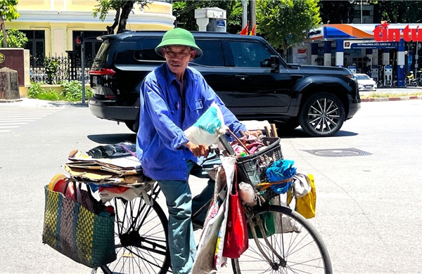Người lao động oằn mình mưu sinh dưới nắng nóng gần 40 độ C