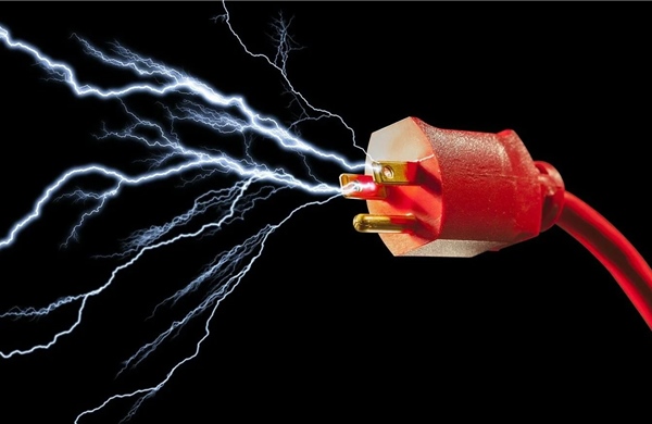 Bác sĩ hướng dẫn cách phòng tránh tai nạn điện giật trong sinh hoạt