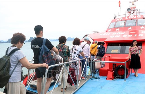 Du lịch biển đảo hấp dẫn du khách dịp hè nắng nóng