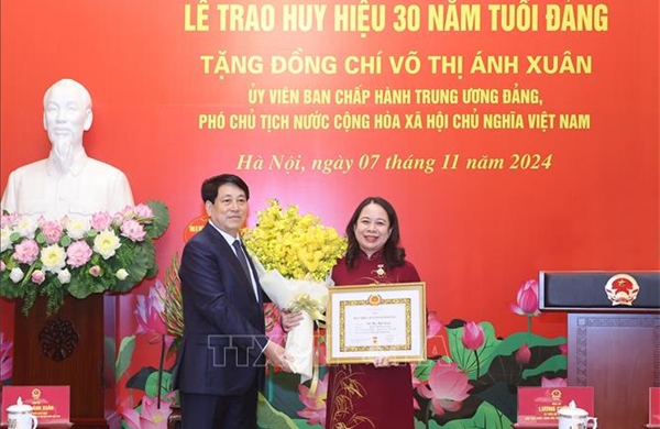 Lễ trao huy hiệu 30 năm tuổi Đảng cho Phó Chủ tịch nước Võ Thị Ánh Xuân