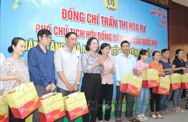 Mang Tết sớm đến với công đoàn viên chức, người lao động có hoàn cảnh khó khăn