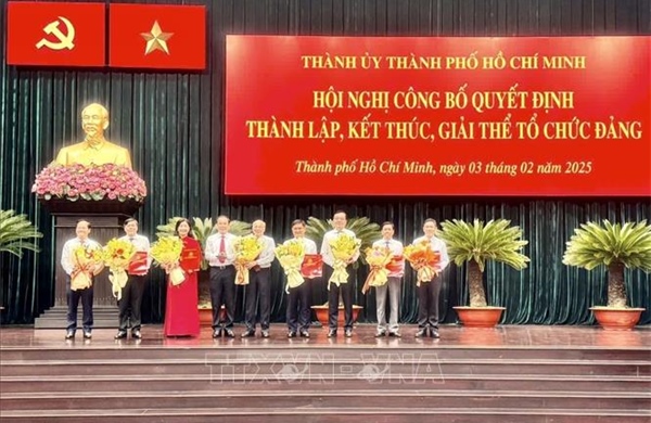 Thành ủy TP Hồ Chí Minh công bố và trao Quyết định thành lập, kết thúc, giải thể tổ chức đảng