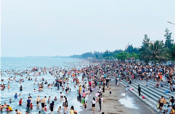 Du khách nườm nượp đổ về biển Cửa Lò trong ngày nghỉ lễ