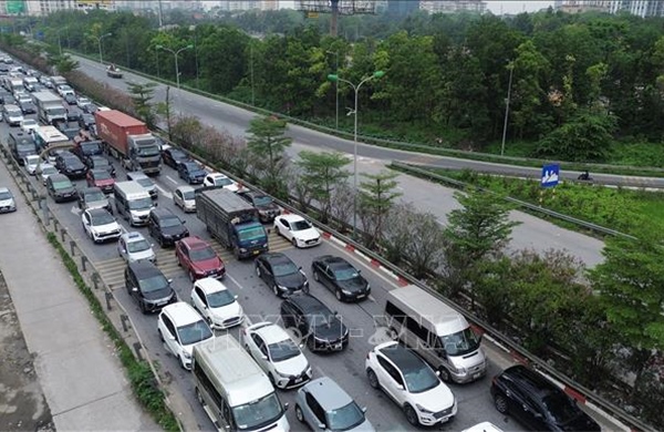 Hai Cảnh sát giúp người dân gặp sự cố trên cao tốc nhận được nhiều lời khen từ cộng đồng