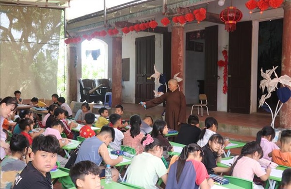 Mầm tri thức nảy nở từ lớp học chữ, rèn người miễn phí nơi cửa thiền