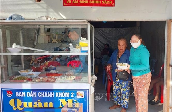 Sẻ chia yêu thương từ những bữa ăn sáng cho người nghèo