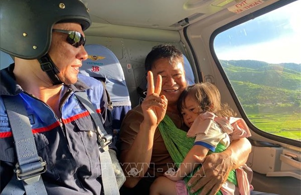Trực thăng Quân đội bay cứu nạn thành công 8 người dân bị cô lập do mưa lũ tại Sơn La