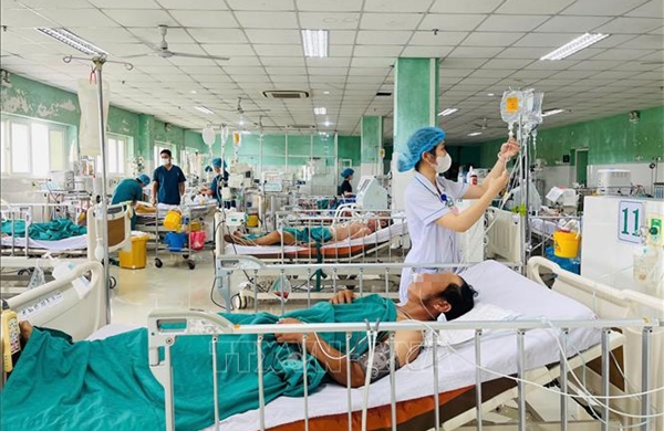 Ăn mắm cá chua tự làm, hai bố con nghi ngộ độc Botulinum