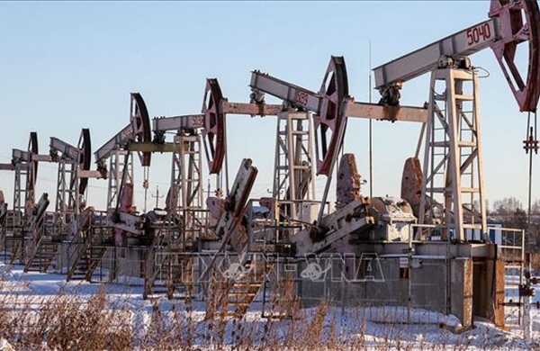 Giá dầu bất ngờ tăng sau quyết định nâng sản lượng của OPEC+