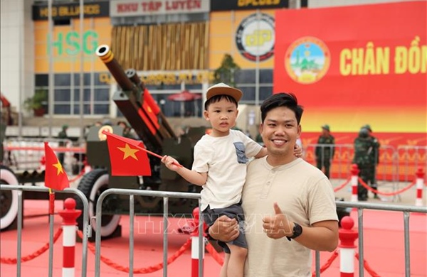 Người dân và du khách hào hứng chụp ảnh cùng dàn pháo lễ A80