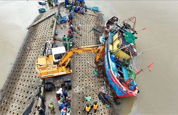 Hà Tĩnh khẩn trương cứu tàu thuyền bị hư hỏng do bão số 5
