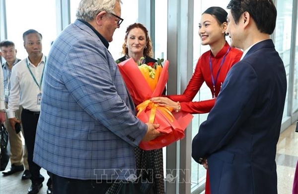 Chủ tịch Quốc hội New Zealand đến Hà Nội, bắt đầu thăm chính thức Việt Nam