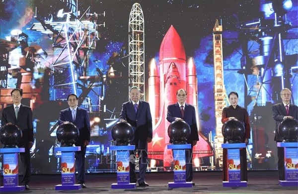 Khai mạc Triển lãm &#39;80 năm hành trình Độc lập - Tự do - Hạnh phúc&#39;: Tự hào Việt Nam ta đi lên