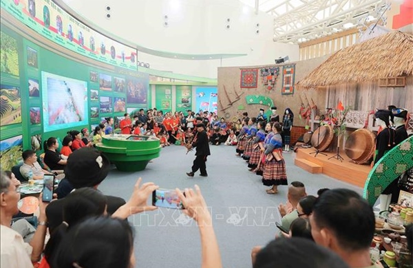 Triển lãm thành tựu đất nước: Ấn tượng với bản sắc văn hóa và những công trình tiêu biểu