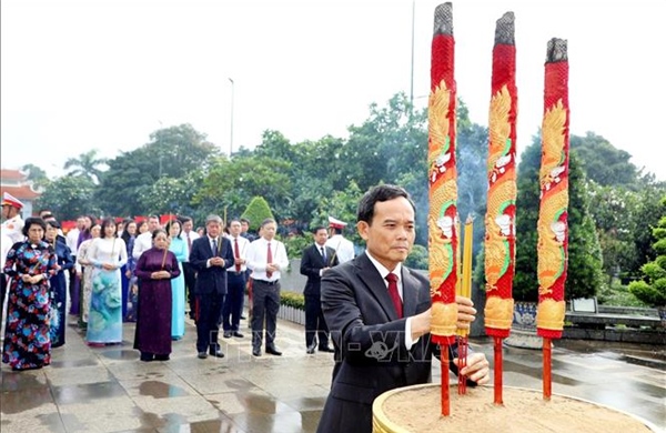 Lãnh đạo TP Hồ Chí Minh dâng hương tưởng niệm Chủ tịch Hồ Chí Minh, Chủ tịch Tôn Đức Thắng