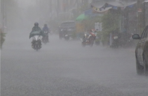 Cảnh báo mưa dông ở Hà Nội và cục bộ mưa lớn ở nhiều khu vực