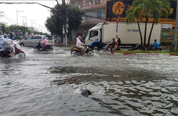 Sau mưa lớn, nhiều tuyến đường ở Bạc Liêu ngập sâu