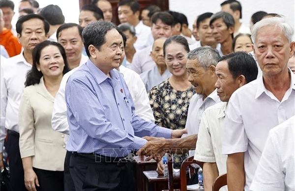 Chủ tịch Quốc hội Trần Thanh Mẫn tiếp xúc cử tri tại thành phố Cần Thơ