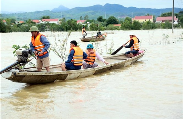Quảng Trị: Hỗ trợ phương tiện, nhu yếu phẩm cho người dân vùng bị cô lập do mưa lũ