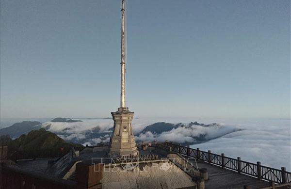 Băng giá phủ trắng đỉnh Fansipan