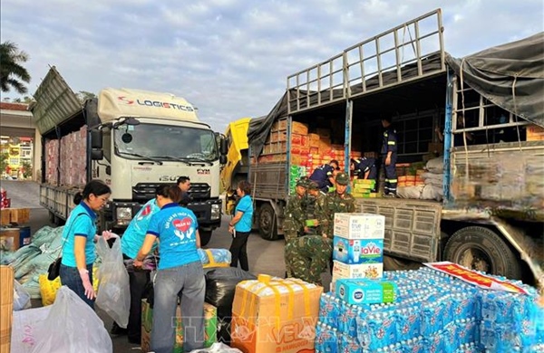 Hải quan khẩn trương hỗ trợ thông quan hàng viện trợ khẩn cấp cho các tỉnh bị bão lũ