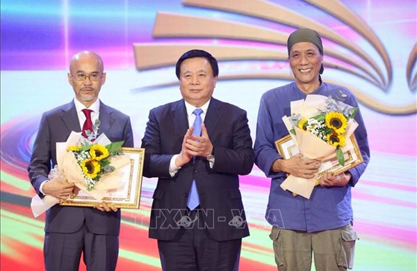 Lễ trao tặng thưởng các tác phẩm lý luận, phê bình văn học, nghệ thuật xuất bản