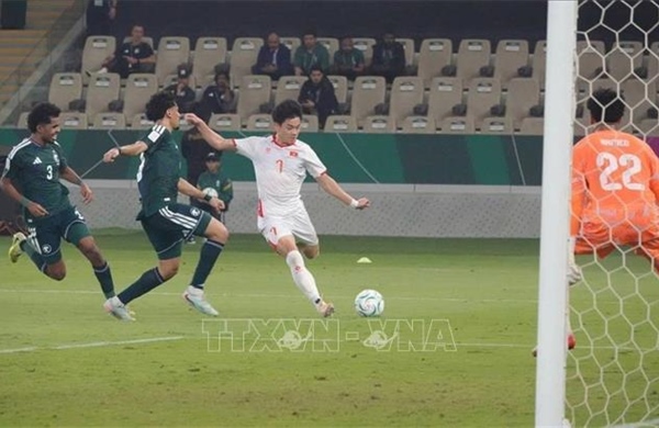 FIFA ca ngợi U23 Việt Nam: 'Bay như Trung Kiên, sút như Đình Bắc'