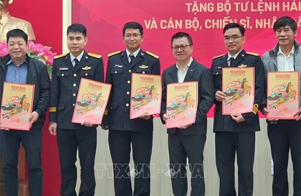 Mang báo Tết ra Trường Sa: Mạch nguồn yêu thương nơi biển đảo