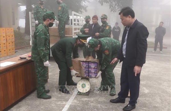 Khen thưởng thành tích phá chuyên án vận chuyển trái phép hơn 1 tấn pháo hoa nổ