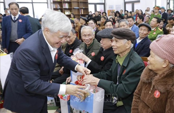 Phó Chủ tịch Thường trực Quốc hội Đỗ Văn Chiến tặng quà Tết cho đồng bào khó khăn ở tỉnh Phú Thọ