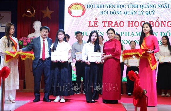 Trao 165 suất học bổng khuyến tài Phạm Văn Đồng