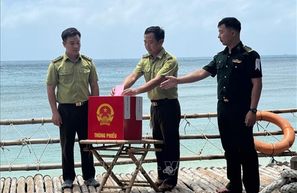 Đưa thùng phiếu vượt biển đến với kiểm lâm giữ đảo rùa