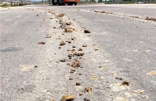 Xử lý xe tải làm rơi vãi đất thải xuống đường